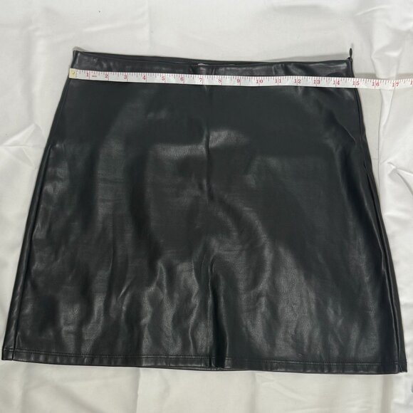 Good American Vegan Leather Miniskirt - Picture 3 of 5